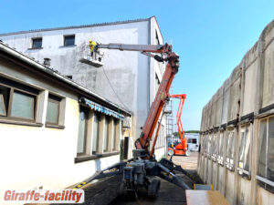 Streichen der Verkleidung der Halle